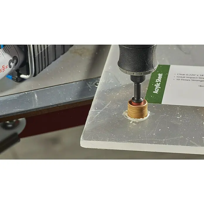 Dremel Schleifband / Lochbohrer 408DM (2-in-1) - Körnung: 60 - Ein Akrylglas wird mit einem passenden Bohraufsatz bearbeitet. Das Resultat ist ein sauberes Loch.