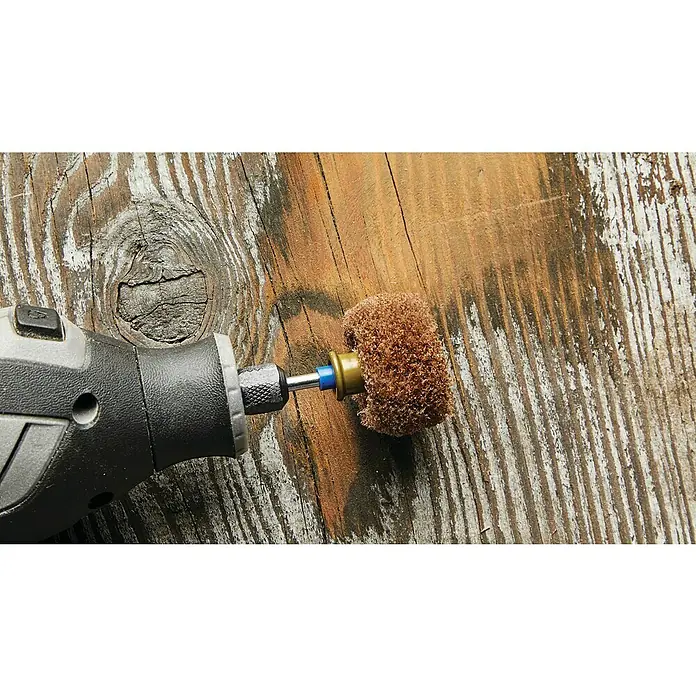 Dremel EZ SpeedClic Feinschleifscheibe MAX EZ SpeedClic S511DM - 2 -tlg. - Ein Dremel-Rotationswerkzeug mit einer braunen Schleifbürste auf einer Holzoberfläche, ideal zum Schleifen und Polieren von Holzprojekten.