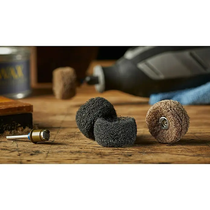 Dremel EZ SpeedClic Feinschleifscheibe MAX EZ SpeedClic S511DM - 2 -tlg. - Nahaufnahme von Polieraufsätzen für ein Dremel-Werkzeug, ideal für verschiedene Polierarbeiten und Oberflächenbearbeitungen.