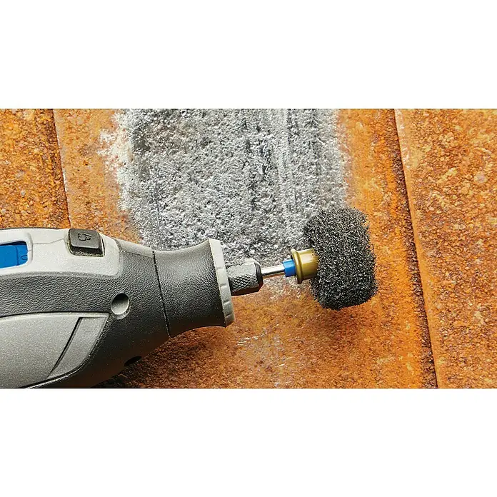 Dremel EZ SpeedClic Feinschleifscheibe MAX EZ SpeedClic S511DM - 2 -tlg. - Nahaufnahme eines Dremel-Rotationswerkzeugs mit einer Schleifscheibe zum Entfernen von Rost von einer Metalloberfläche.