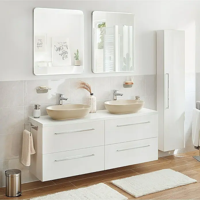 RAK Ceramics Feeling Aufsatzwaschbecken - 55 x 35 cm, Ohne Spezialglasur, Hahnloch: Ohne, Ohne Überlauf, Greige, Matt - Elegantes Badezimmer-Interieur mit Doppelwaschbecken, weißen Unterschränken, großen Spiegeln und einem hohen, schmalen Schrank.