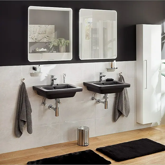 RAK Ceramics Waschtisch-Set - 55 x 46 cm, Ohne Spezialglasur, Hahnloch: Mitte, Mit Überlauf, Schwarz - Ein Badezimmer mit zwei schwarzen Waschbecken, beleuchteten Spiegeln und einem weißen Schrank.