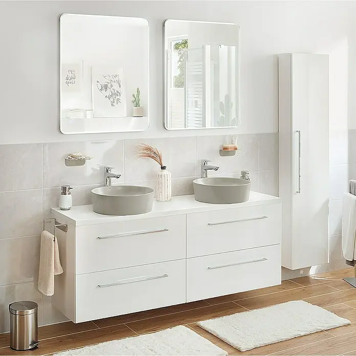 RAK Ceramics Feeling Aufsatzwaschbecken - Durchmesser: 42 cm, Ohne Spezialglasur, Hahnloch: Ohne, Ohne Überlauf, Grau, Matt - Badezimmer-Interieur mit Doppelwaschtisch, grauen Aufsatzwaschbecken, weißen Schubladenunterschränken, Spiegeln und hochglänzendem Hochschrank.