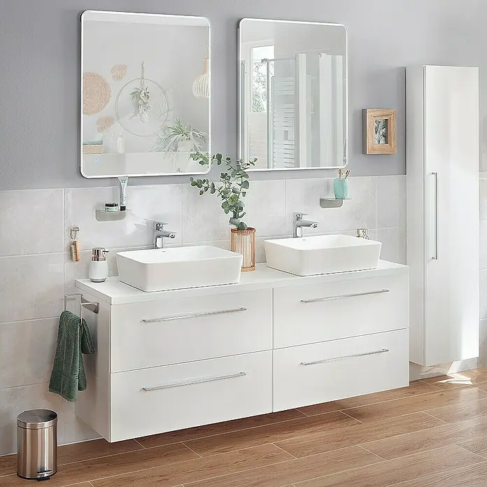 RAK Ceramics Feeling Aufsatzwaschbecken - 50 x 36 cm, Ohne Spezialglasur, Hahnloch: Ohne, Ohne Überlauf, Weiß, Matt - Elegantes Badezimmer-Interieur mit Doppelwaschtisch, weißen Unterschränken, stilvollen Spiegeln und einem passenden Hochschrank.