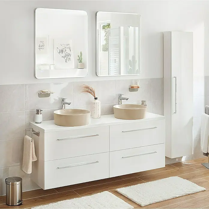 swingcolor Bad- & Küchenfarbe - Weiß, 10 l, Matt - Elegantes Badezimmer-Interieur mit einem Doppelwaschtisch, zwei runden Aufsatzwaschbecken in Beige und großen, rechteckigen Spiegeln mit Beleuchtung.