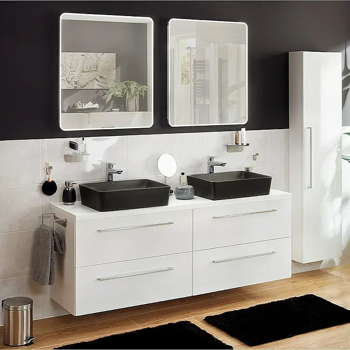 RAK Ceramics Feeling Aufsatzwaschbecken - 50 x 36 cm, Ohne Spezialglasur, Hahnloch: Ohne, Ohne Überlauf, Schwarz, Matt - Elegantes Badezimmer-Interieur mit Doppelwaschtisch, schwarzen Aufsatzwaschbecken, weißen Schubladen und passenden Spiegeln.