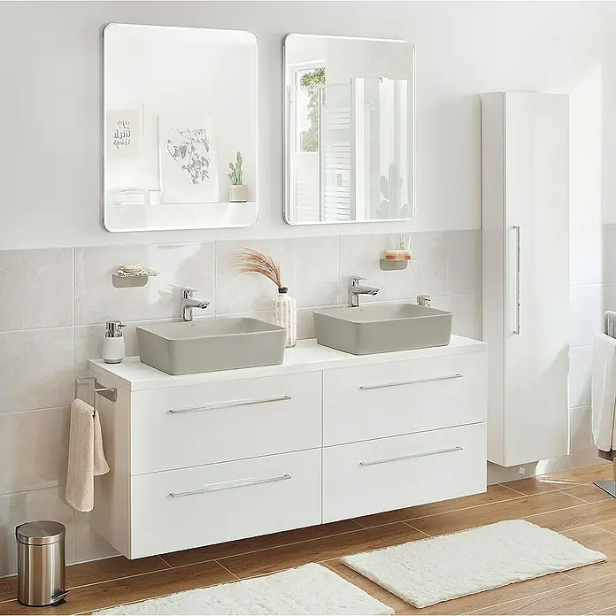 RAK Ceramics Feeling Aufsatzwaschbecken - 50 x 36 cm, Ohne Spezialglasur, Hahnloch: Ohne, Ohne Überlauf, Grau, Matt - Elegantes Badezimmer-Interieur mit Doppelwaschtisch, grauen Aufsatzwaschbecken, weißen Schubladenunterschränken und passenden Spiegeln.