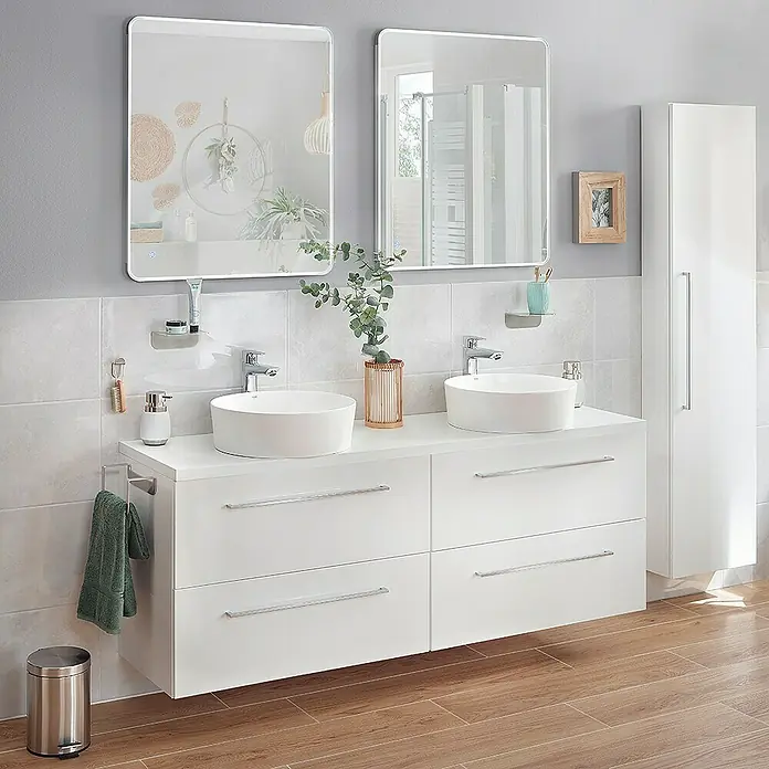 SCHÖNER WOHNEN-Farbe Mix Wandfarbe Küchen- & Badfarbe zum Mischen lassen - Basismischfarbe 4, Matt, 2,5 l, Lösemittelfrei - Elegantes Badezimmer-Interieur mit Doppelwaschtisch, modernen Spiegeln und stilvollem Stauraum für ein luxuriöses Ambiente.