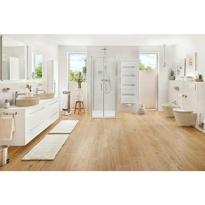 Admiral Badheizkörper SevillaB x H: 60 x 118 cm, Wärmeleistung bei Vorlauftemperatur von 75 °C (D: 50): 646 W, Weiß - Ein helles Badezimmer mit Doppelwaschbecken, Dusche, Toilette und Bidet. Das helle Holzparkett erzeugt eine freundliche Atmosphäre.
