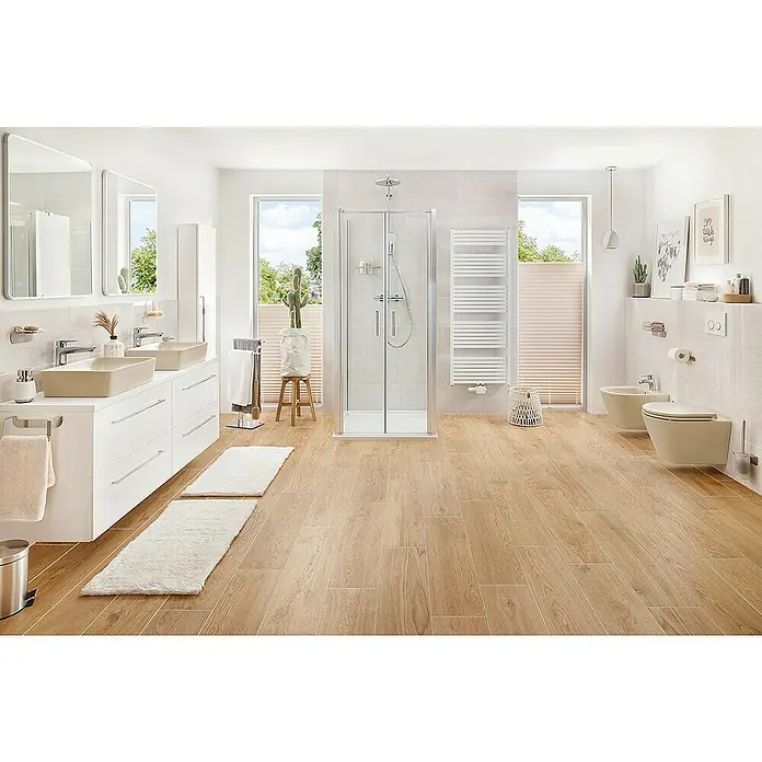 RAK Ceramics Feeling Wand-Bidet - 36 x 52 cm, Greige, Keramik, Ohne Spezialglasur - Ein helles Badezimmer mit Holzfußboden, einer Dusche mit Glastüren und einem Waschtisch mit zwei beigefarbenen Waschbecken. Helle und moderne Optik.