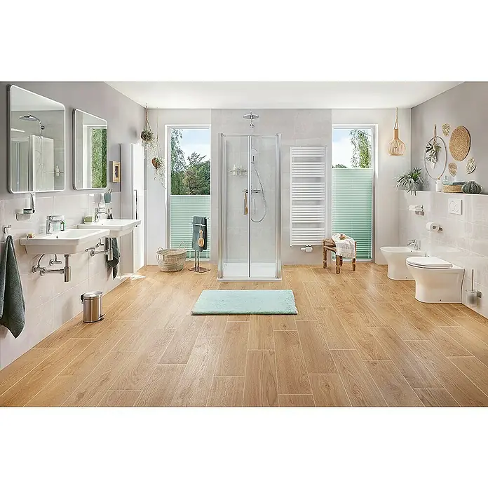 RAK Ceramics Feeling Stand-WC - Spülrandlos, Ohne Spezialglasur, Spülform: Tief, WC Abgang: Waagerecht, Weiß - Das Badezimmer verfügt über eine moderne Dusche, Waschtische, Toilette und ein Bidet. Der Holzboden sorgt für eine warme Atmosphäre.