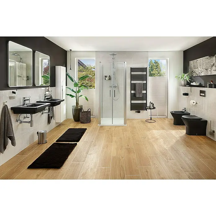 RAK Ceramics Feeling Stand-WC - Spülrandlos, Ohne Spezialglasur, Spülform: Tief, WC Abgang: Waagerecht, Schwarz - Ein elegantes Badezimmer mit schwarzen Waschbecken, Dusche und Holzboden. Das moderne Design schafft eine luxuriöse Atmosphäre.