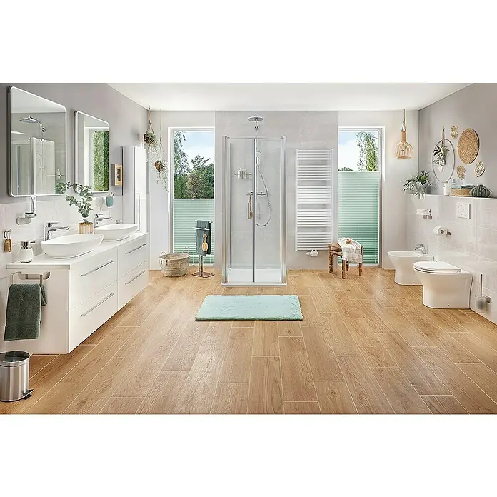 RAK Ceramics Feeling Stand-WC - Spülrandlos, Ohne Spezialglasur, Spülform: Tief, WC Abgang: Waagerecht, Weiß - Ein Badezimmer mit moderner Ausstattung, darunter ein Doppelwaschtisch, eine ebenerdige Dusche und eine Toilette mit Bidetfunktion.