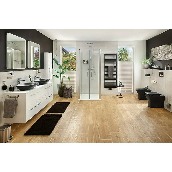 RAK Ceramics Feeling Stand-WC - Spülrandlos, Ohne Spezialglasur, Spülform: Tief, WC Abgang: Waagerecht, Schwarz - Elegantes Badezimmer mit modernem Waschtisch, schwarzen Waschbecken und stilvoller Duschkabine, ergänzt durch dunkle Badematten und Holzbodenfliesen.