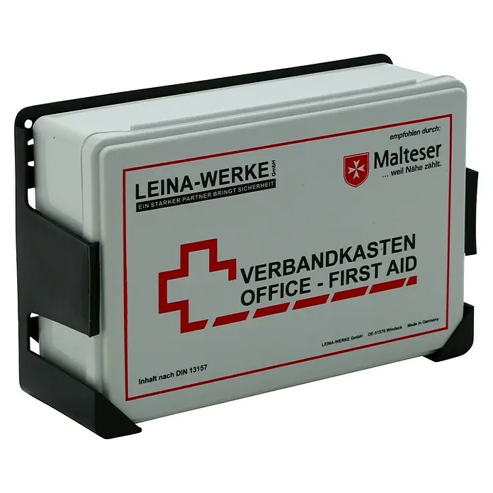 Leina-Werke Betriebsverbandkasten Office - First Aid - DIN 13157, Mit Wandhalterung, Weiß - Erste-Hilfe-Kasten für Büros von LEINA-WERKE in einem schwarzen Wandhalter. Ideal zur Aufbewahrung von Verbandsmaterial und für die schnelle Versorgung im Notfall.