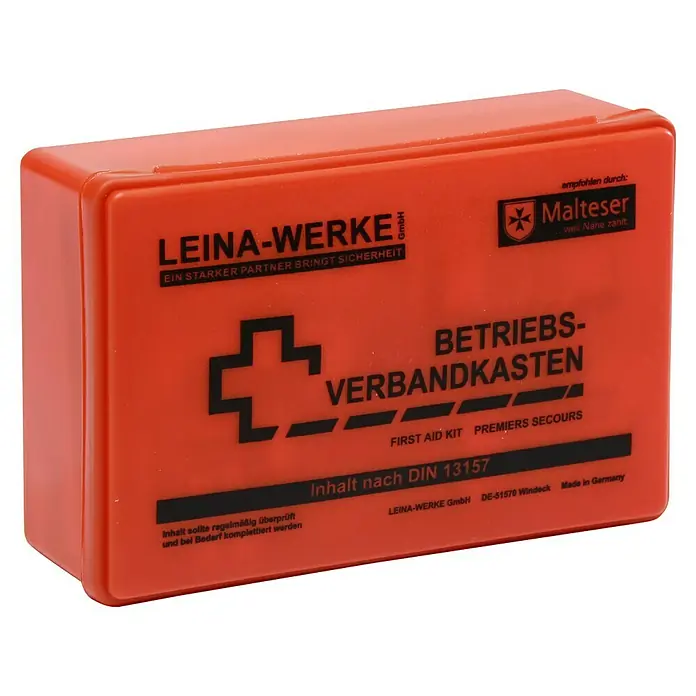 Leina-Werke Betriebsverbandkasten Klein - DIN 13157, Ohne Wandhalterung, Orange - Bild eines Erste-Hilfe-Kastens von LEINA-WERKE, rot mit schwarzer Schrift. Der Kasten ist für den betrieblichen Gebrauch und entspricht DIN 13157.