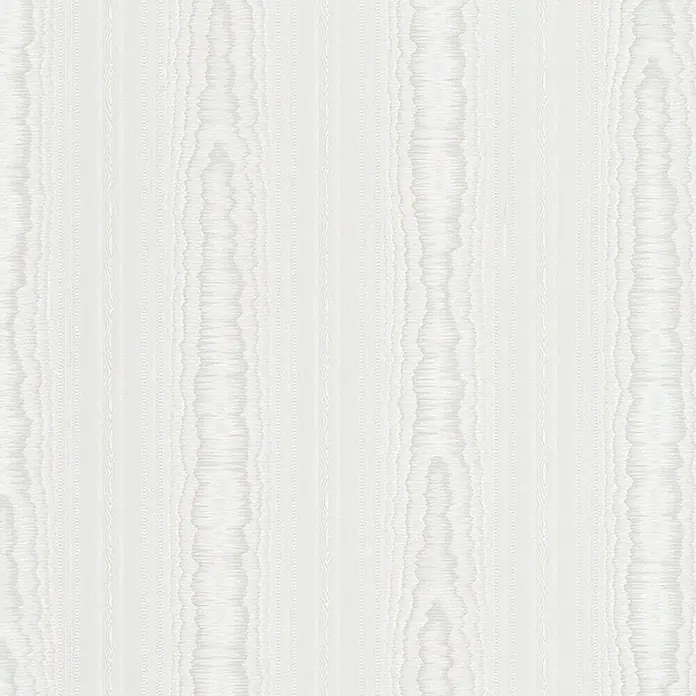A.S. Création Vinyltapete Moiré - Weiß, Streifen, L x B: 10,05 x 0,53 m - Nahaufnahme eines eleganten, weißen Tapetenmusters mit vertikalen Streifen und subtilen Holzmaserungsdetails für eine stilvolle Wandgestaltung.