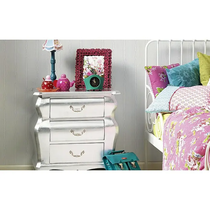 A.S. Création Vinyltapete Moiré - Weiß, Streifen, L x B: 10,05 x 0,53 m - Dekoratives Schlafzimmerambiente mit einem silberfarbenen Nachttisch mit drei Schubladen, verziert mit verspielten Accessoires.