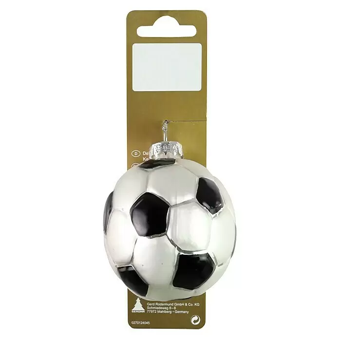 Christbaumschmuck Fußball - Schwarz/Weiß, Glas, Durchmesser: 6,5 cm - Weiß-schwarze Glas-Fußballkugel, an goldfarbenem Kartonetikett hängend.