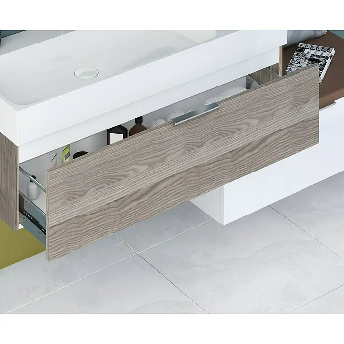 Camargue Cube Waschtischunterschrank - 120 x 48 x 30 cm, Eiche Cordoba - Detailansicht eines Waschtischunterschranks mit offenem Holzschubfach, das Badezimmerutensilien zeigt.