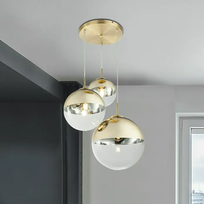 Globo Pendelleuchte VARUSHöhe: 120 cm, Gold, 3 Stk. - Nahaufnahme einer modernen goldenen Pendelleuchte mit drei kugelförmigen Lampenschirmen, die ein elegantes Ambiente erzeugt.