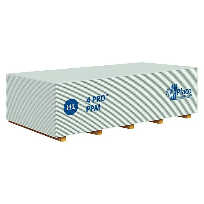 Placo Saint-Gobain Placa de yeso laminado 4PRO PPM 13 - 2 x 1,2 m, Espesor: 13 mm - Palet de placas de yeso Placo 4 PRO PPM apiladas sobre bloques de madera, ideal para proyectos de construcción y renovación.