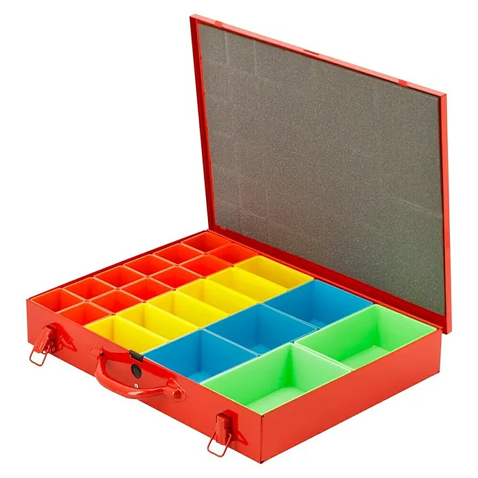 BAUHAUS Systembox - L x B x H: 445 x 340 x 70 mm, Rot - Eine rote Werkzeugkiste mit einem Griff und bunten Sortierfächern in Orange, Gelb, Blau und Grün, ideal zur Aufbewahrung von Kleinteilen.