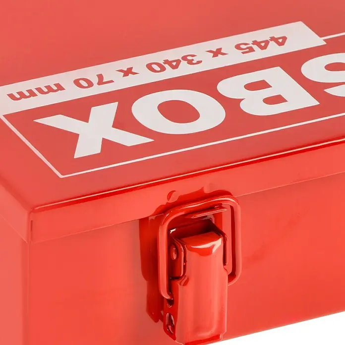 BAUHAUS Systembox - L x B x H: 445 x 340 x 70 mm, Rot - Nahaufnahme einer roten Werkzeugkiste mit weißem Aufdruck und Metallverschluss, ideal für die Aufbewahrung von Werkzeugen.