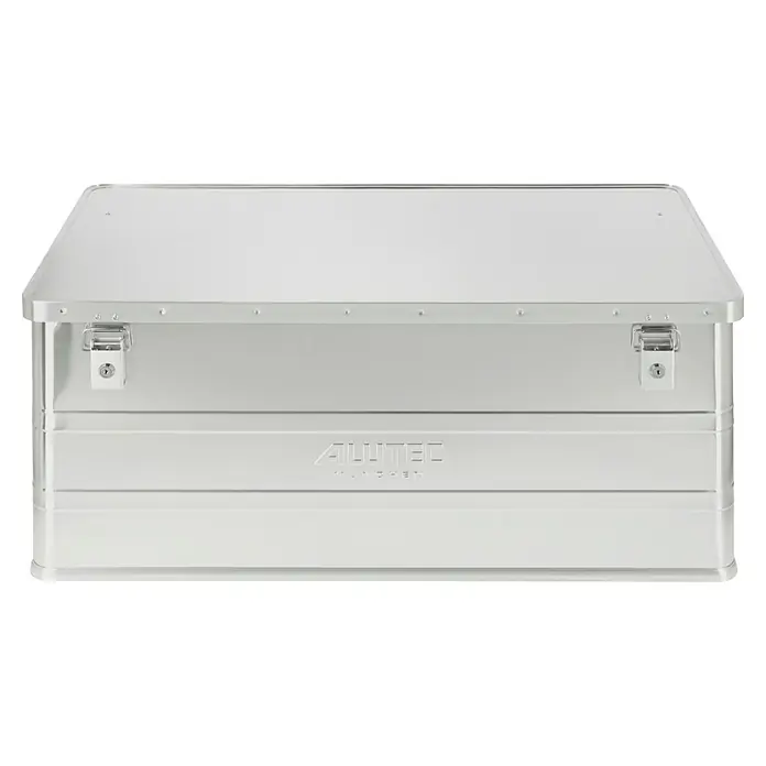 Alutec München Aufbewahrungs- & Transportbox Classic 142 - L x B x H: 895 x 495 x 375 mm, 142 l, Aluminium - Detailaufnahme einer silbernen Allutec-Aluminiumbox mit Verschlüssen und dem Allutec-Logo, die Stabilität und Funktionalität vereint.