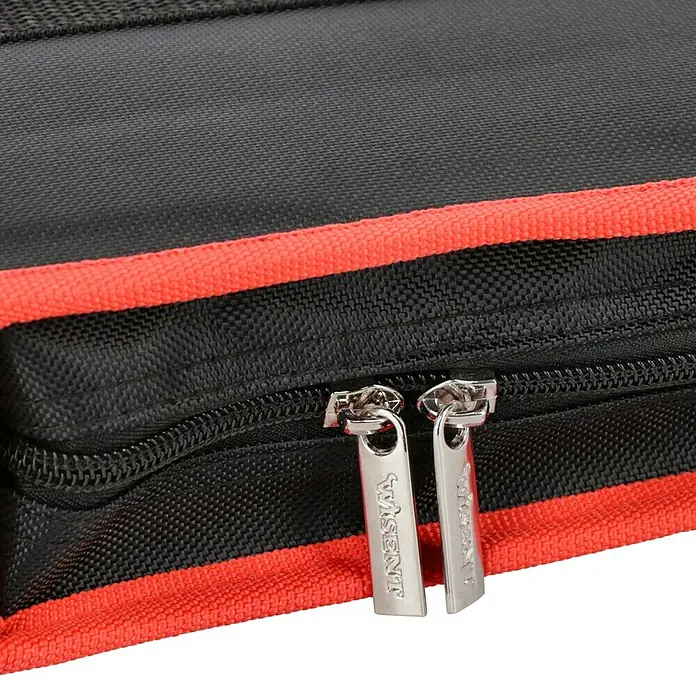 Wisent Werkzeugkoffer Servicebag - L x B x H: 340 x 230 x 74 mm, 56 -tlg. - Detailaufnahme eines schwarzen Wisent-Werkzeugkoffers mit rotem Rand und silbernen Reißverschlüssen.