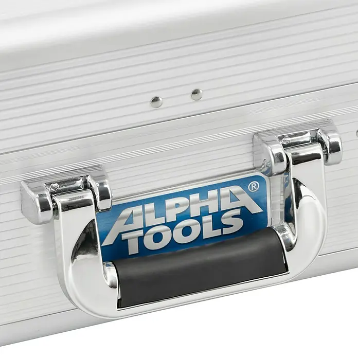 Alpha Tools Werkzeugkoffer Big Box - L x B x H: 450 x 305 x 167 mm, 119 -tlg. - Nahaufnahme des silbernen Werkzeugkoffers von Alpha Tools mit Griff und Logo. Solide Konstruktion für sicheren Transport.