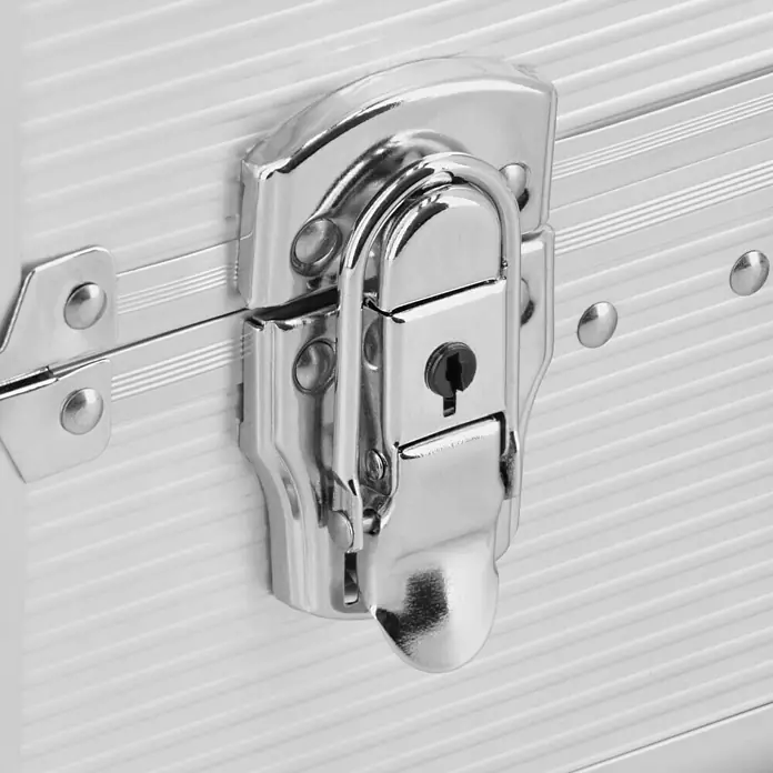 Alpha Tools Werkzeugkoffer Big Box - L x B x H: 450 x 305 x 167 mm, 119 -tlg. - Nahaufnahme des glänzenden Metallschlosses eines silbernen Koffers, das Sicherheit und Schutz für den Inhalt bietet.