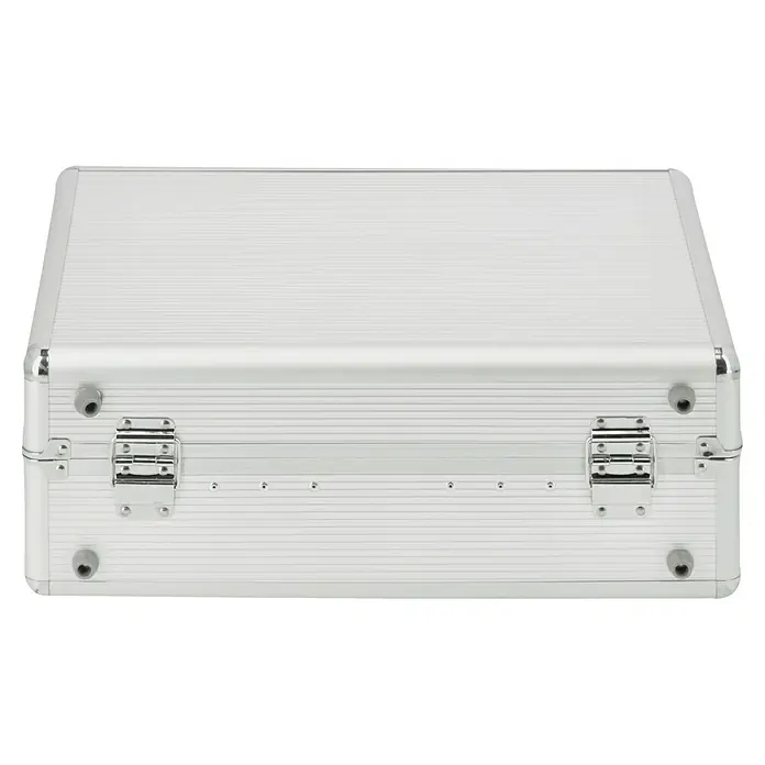 Alpha Tools Werkzeugkoffer Big Box - L x B x H: 450 x 305 x 167 mm, 119 -tlg. - Nahaufnahme eines silbernen Aluminiumkoffers mit horizontalen Rillen und stabilen Metallverschlüssen.
