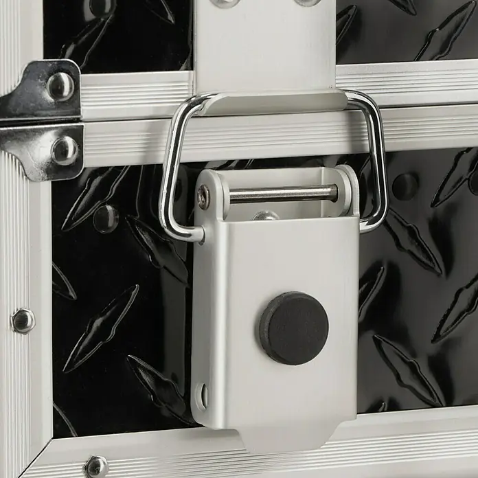 Wisent Werkzeugkoffer VDE - L x B x H: 465 x 365 x 155 mm, 136 -tlg. - Nahaufnahme eines robusten, schwarzen Aluminiumkoffers mit Metallecken und einem silbernen Schnappverschluss.