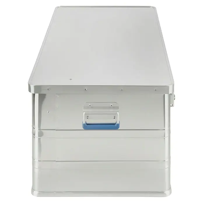 Alutec München Aufbewahrungs- & Transportbox Classic 142 - L x B x H: 895 x 495 x 375 mm, 142 l, Aluminium - Ansicht einer Aluminium-Transportbox mit blauem Griff. Die Box ist stabil und für den sicheren Transport von Gegenständen geeignet.