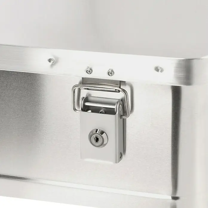 Alutec München Aufbewahrungs- & Transportbox Classic 142 - L x B x H: 895 x 495 x 375 mm, 142 l, Aluminium - Nahaufnahme eines silbernen Aluminiumkoffers mit Verschluss und Schloss.