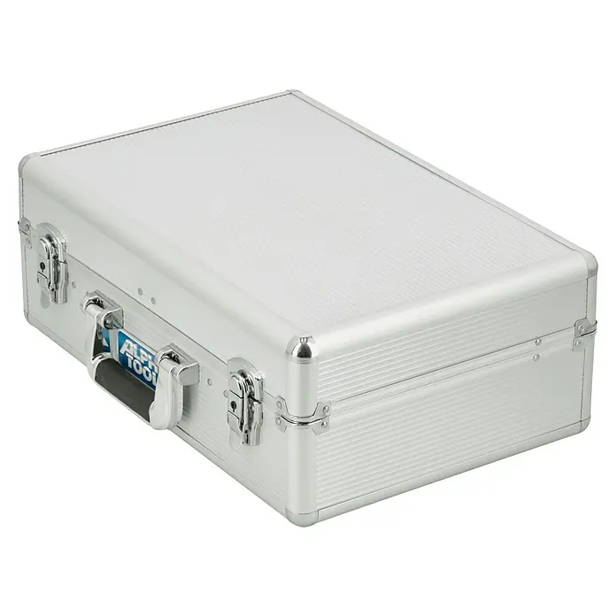 Alpha Tools Werkzeugkoffer Big Box - L x B x H: 450 x 305 x 167 mm, 119 -tlg. - Nahaufnahme eines silberfarbenen Alpha Tools Werkzeugkoffers mit stabilen Verschlüssen und einem praktischen Tragegriff für den einfachen Transport.