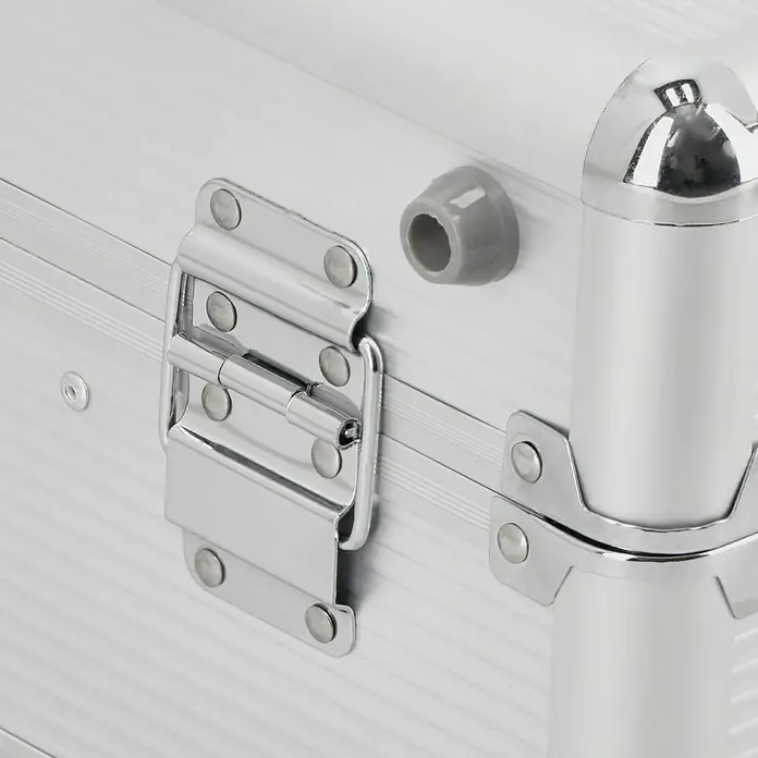 Alpha Tools Werkzeugkoffer Big Box - L x B x H: 450 x 305 x 167 mm, 119 -tlg. - Nahaufnahme eines silbernen Aluminiumkoffers mit glänzenden Metallbeschlägen und einem robusten Verschlussmechanismus.