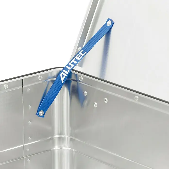 Alutec München Aufbewahrungs- & Transportbox Classic 142 - L x B x H: 895 x 495 x 375 mm, 142 l, Aluminium - Detailansicht einer geöffneten Alutec-Aluminiumbox, die die Konstruktion und das blaue Halteband mit dem Alutec-Logo zeigt.