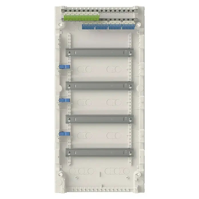 ABB - Striebel & John Aufputz-Verteiler AK648N4 + Tür AZT640 - Anzahl Reihen: 4 Stk., 33,9 x 70,3 cm, Weiß, RAL 9016 - Ansicht einer leeren Unterputzverteiler-Box mit grünen und blauen Klemmenleisten, sowie grauen Tragschienen.
