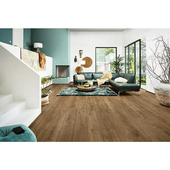 LOGOCLIC Aquaprotect Laminat - Piton Oak, Landhausdiele, 1.288 x 245 x 8 mm - Einladender Wohnraum mit warmem Holzboden, der eine gemütliche Atmosphäre schafft. Der Boden harmoniert perfekt mit der Einrichtung.
