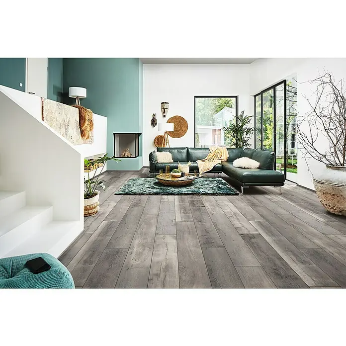 LOGOCLIC Aquaprotect Laminat - Tasso Oak, Landhausdiele, 1.288 x 245 x 8 mm - Elegantes Wohnzimmer mit modernem grauen Laminatboden, das Design und Funktionalität vereint. Der Bodenbelag verleiht dem Raum eine warme und einladende Atmosphäre.