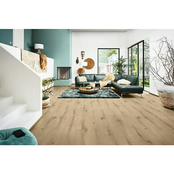 LOGOCLIC Aquaprotect Laminat - Chatol Oak, Landhausdiele, 1.288 x 245 x 8 mm - Ein modernes Wohnzimmer mit einem schönen Holzboden, der dem Raum Wärme und Eleganz verleiht. Der Boden harmoniert perfekt mit der Einrichtung.