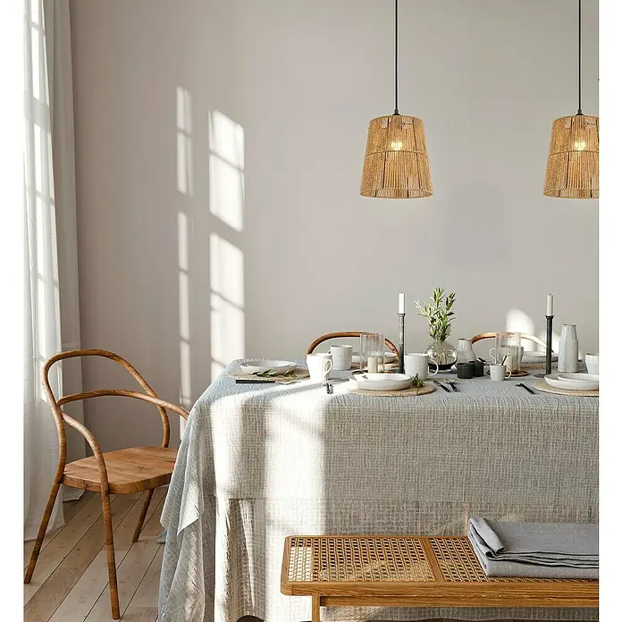 Trio Leuchten Pendelleuchte rund Holm - 10 W, Braun, E27 - Elegantes Esszimmer mit Tisch, Stühlen und zwei dekorativen Hängelampen, die eine warme und einladende Atmosphäre schaffen.