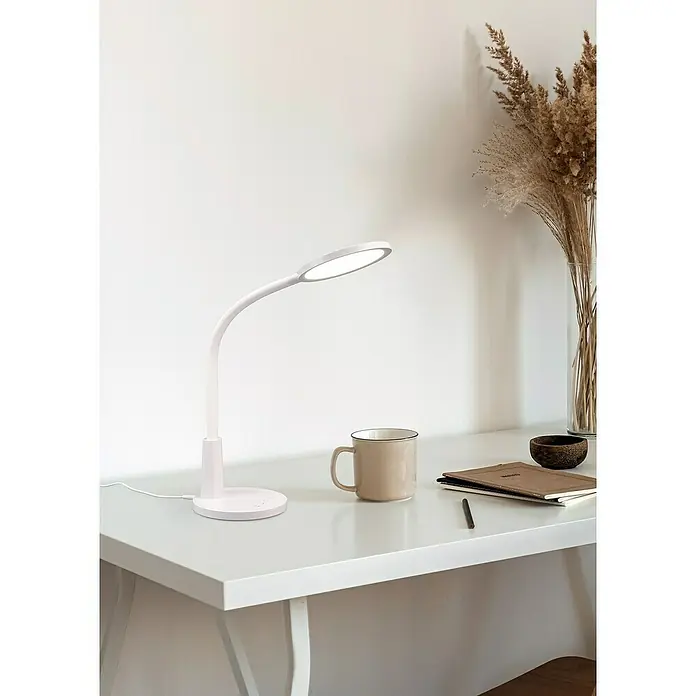 Reality Leuchten LED-Tischleuchte rund Sally - 8 W, Weiß, Neutralweiß - Eine moderne, weiße LED-Schreibtischlampe auf einem weißen Tisch, die ein helles, fokussiertes Licht für Arbeits- oder Lernbereiche bietet.