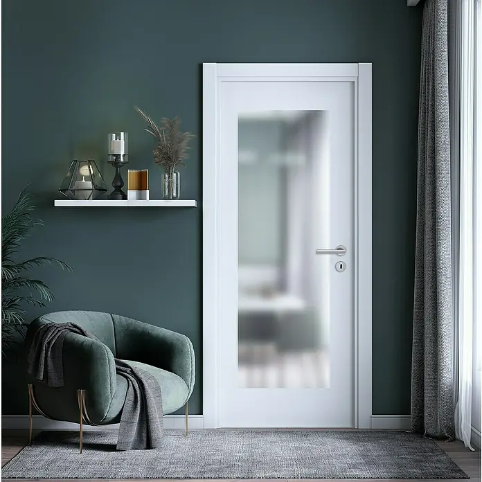 Diamond Doors Lichtausschnitt - Chinchilla weiß, 410 x 1.420 mm - Elegante Inneneinrichtung mit einer stilvollen weißen Tür mit satiniertem Glas als zentrales Element. Bequemer Sessel und Dekoelemente.