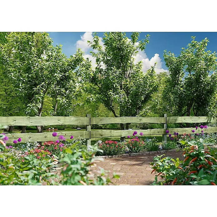Zaunbohle - 250 x 24 cm, Kiefer - Blick auf einen grünen Holzzaun inmitten einer blühenden Gartenlandschaft mit Bäumen und bunten Blumen, der eine friedliche Gartenszene darstellt.