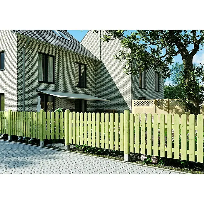 Staketenzaun-Gartentor - 100 x 85 cm, Ohne Beschläge, Grün - Ein hellgrüner Lattenzaun umgibt einen Garten, der ein charmantes Backsteinhaus ergänzt und die grüne Umgebung hervorhebt.