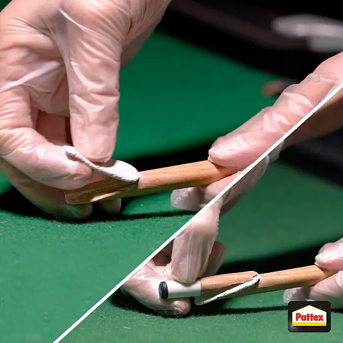 Pattex Kontaktkleber Repair Express - 5 g - Das Bild zeigt die Anwendung des Pattex-Klebers beim Reparieren eines Billardqueues mit sauberen Handschuhen auf grünem Hintergrund.