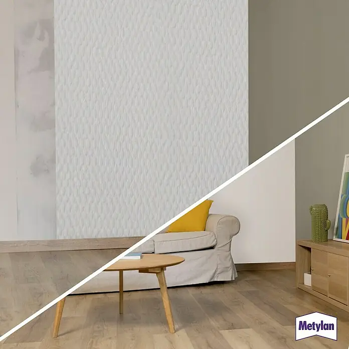 Metylan Tapetenkleister Renoviervlies & Glasfaser - 500 g - Das Bild zeigt eine Wand mit Metylan-Tapeten vor und nach der Renovierung, wobei die weiße Textur der Tapete hervorgehoben wird.